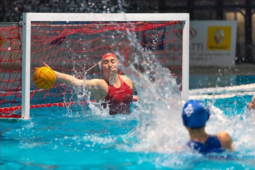 Il portiere della Rari Nantes Florentia Caterina Banchelli (1),  protagonista di splendide parate e di insuperabili gesti atletici.