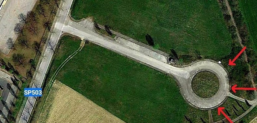 Quella rotonda che porta al 'nulla' tra San Piero e Scarperia. 'Invasa dai rifiuti'