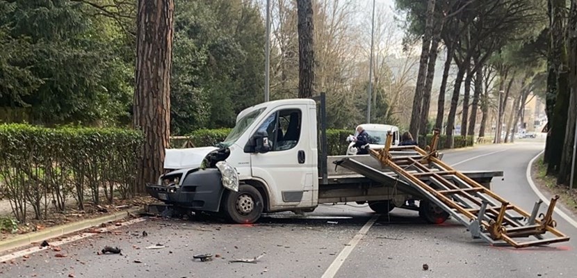 Nuovo incidente ieri tra San Piero e Scarperia. Ancora una volta veicolo contro un albero