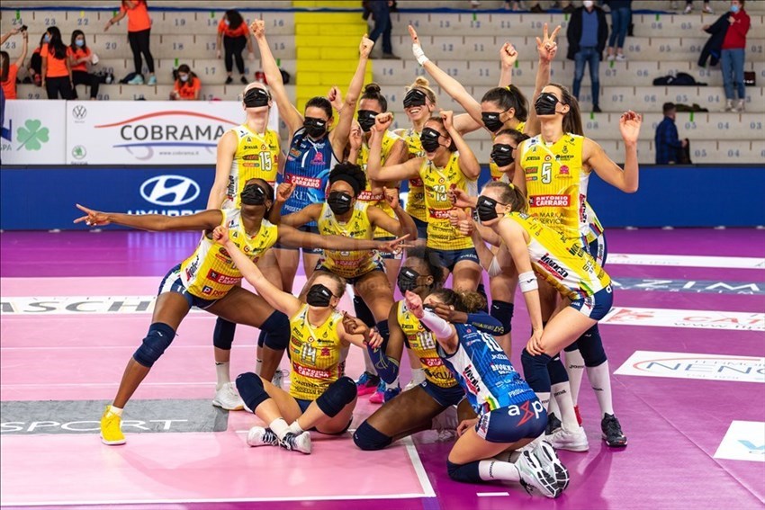 L’Imoco Volley Conegliano festeggia la vittoria della partita e il passaggio alle Semifinali di Scudetto.