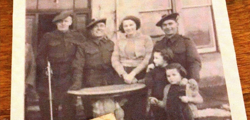 L’iconografia inviata da Londra con i soldati scozzesi che posano con una donna e due bambine.