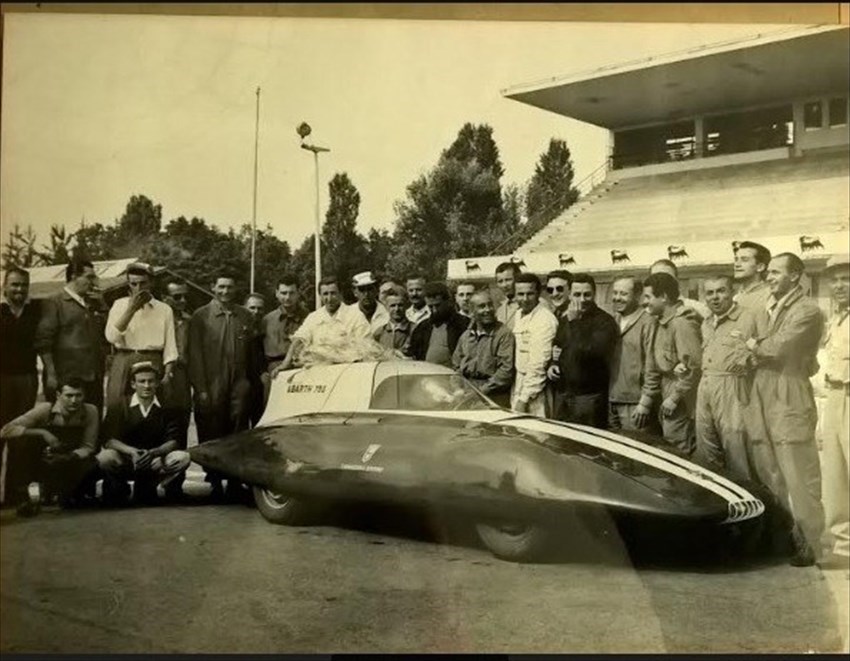 Il primo a sinistra con la squadra Abarth a Monza negli anni ’60 nel tentativo di battere il record