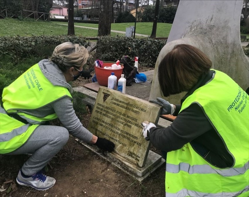 i volontari al lavoro