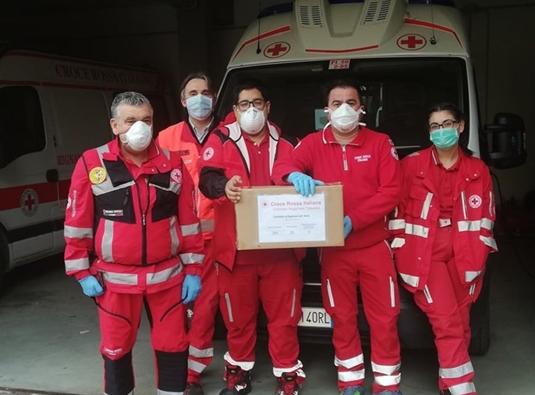 Alcuni operatori del Croce Rossa Rignano con il materiale sanitario ricevuto dalla Croce Rossa cinese