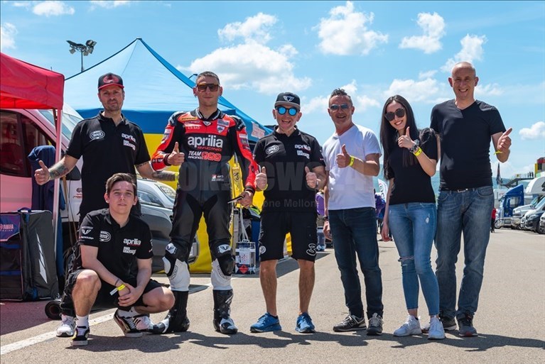 Lorenzo Mugnai (99) festeggia il terzo posto con la sua splendida famiglia e tutto il Team 999 Racing.