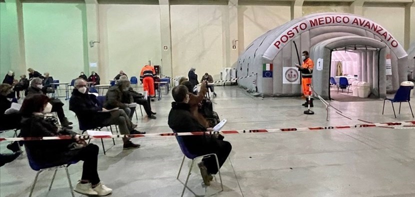 Persone in fila in attesa del vaccino