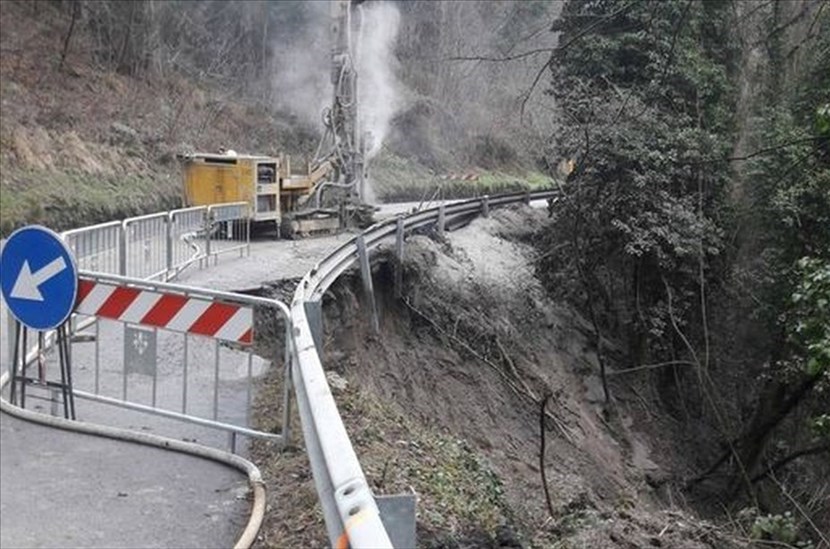 La strada tra Ronta e Razzuolo durante l'ultimo intervento per una frana