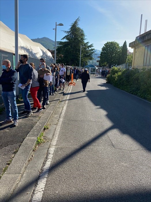 Vaccini all'Hub di Reggello: la coda infinita