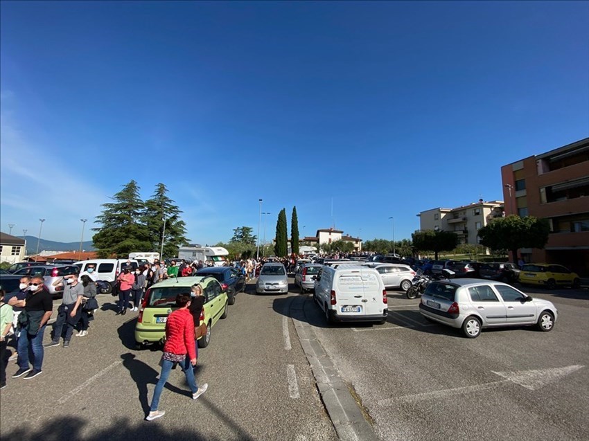 Vaccini all'Hub di Reggello: la coda infinita