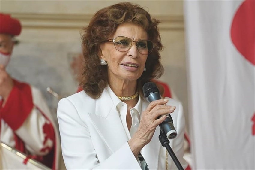 Sofia Loren emozionata nel cortile di Michelozzo