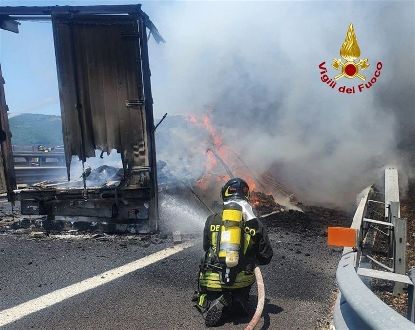 Uno dei camion distrutti dalle fiamme