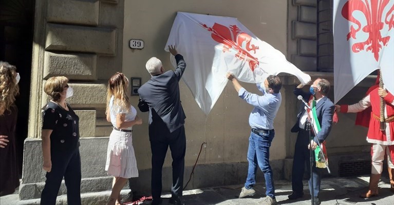 la scopertura della targa davanti alla casa natale dell'artista