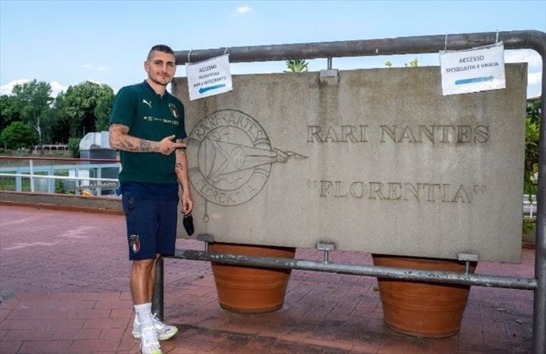 Marco Verratti presso l'impianto sportivo della Rari Nantes Florentia.