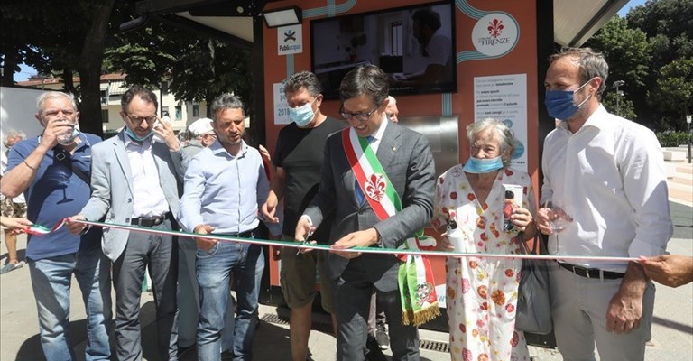 l'inaugurazione del nuovo fontanello di piazza dell'Isolotto