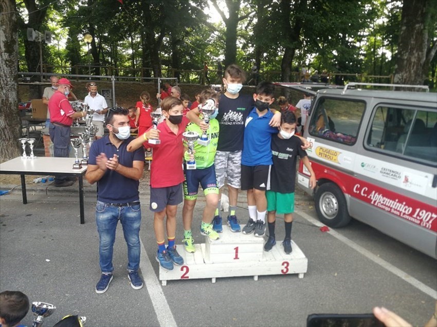 A sinistra l’assessore allo Sport Gabriele Timpanelli durante la premiazione dei vincitori.