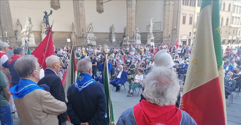 la piazza piena di folla