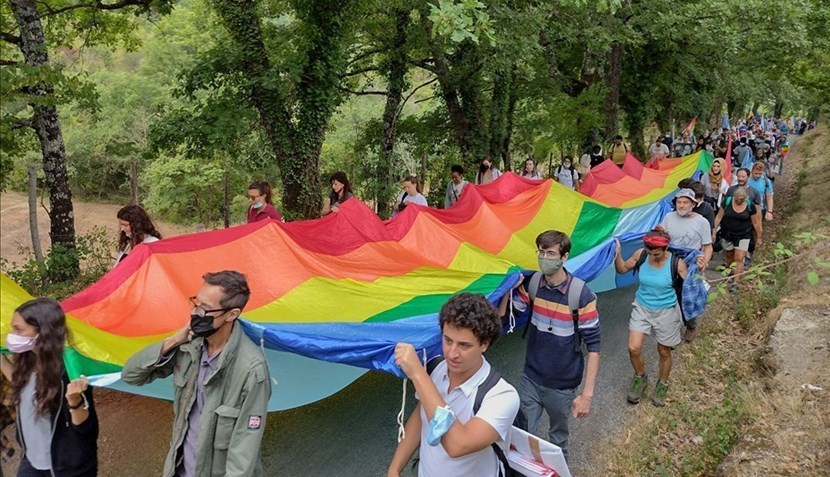 La grande bandiera colorata che stamani ha sfilato fino a Barbiana