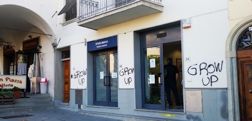 Le pareti imbrattate nel centro di Barberino