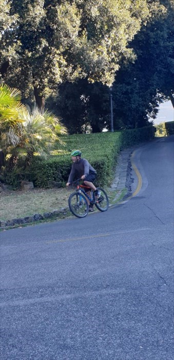 viale Poggi in contromano