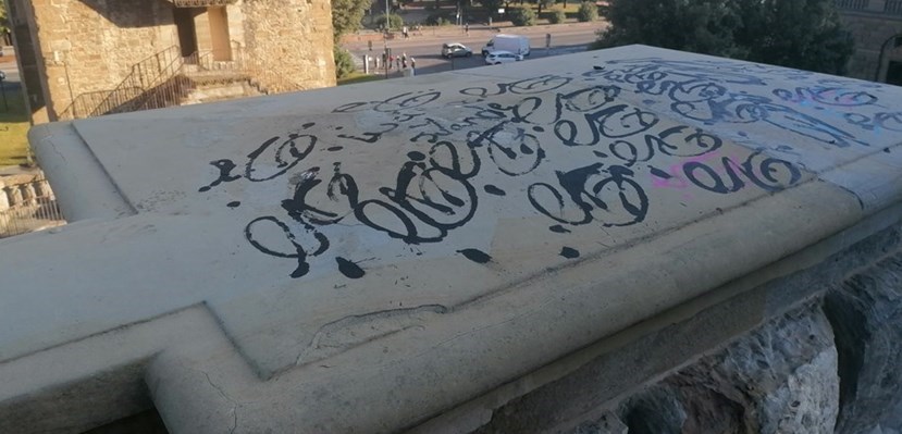 La, pietra serena vandalizzata