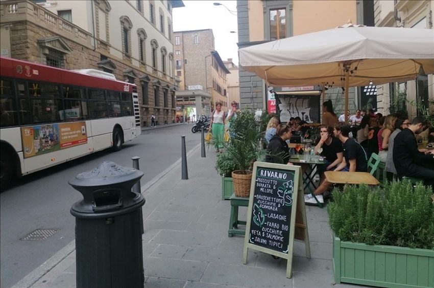 l'invasione di sedie e tavolini