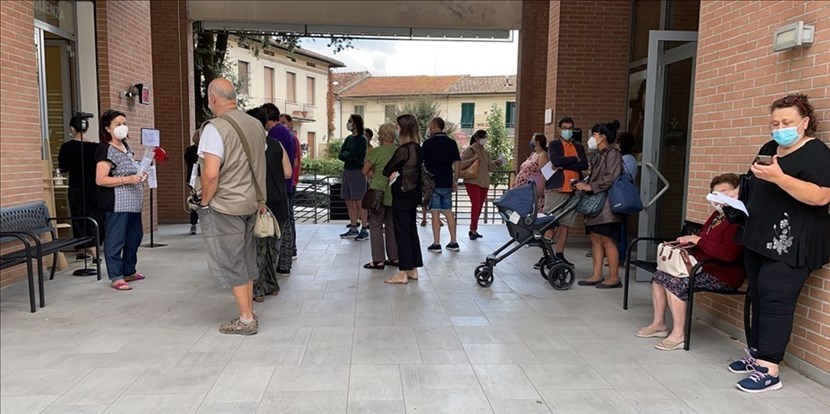 Persone in attesa questa estate allo Studio Auxilium. Foto di repertorio