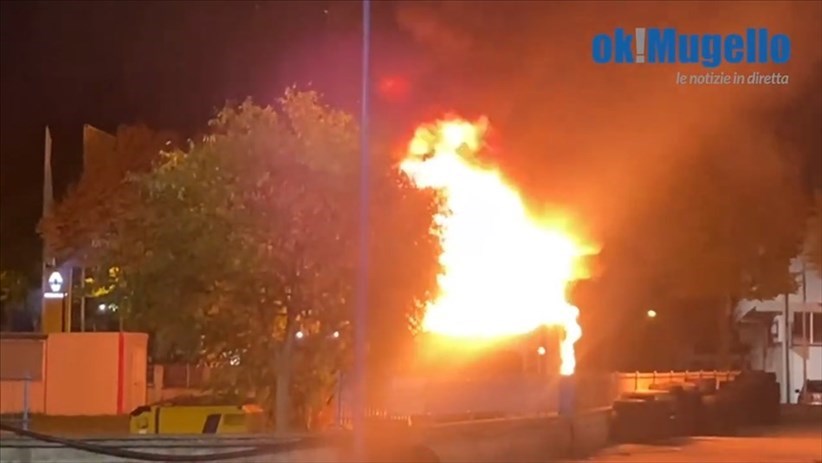 Borgo. Camper distrutto dalle fiamme accanto alla sede di Rifondazione