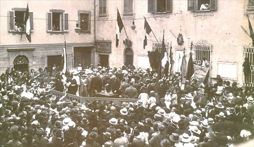 La grande manifestazione nel 1919 che Borgo San Lorenzo tributò in piazza Garibaldi ad Armando Gori, dopo la fine della I° Guerra Mondiale.