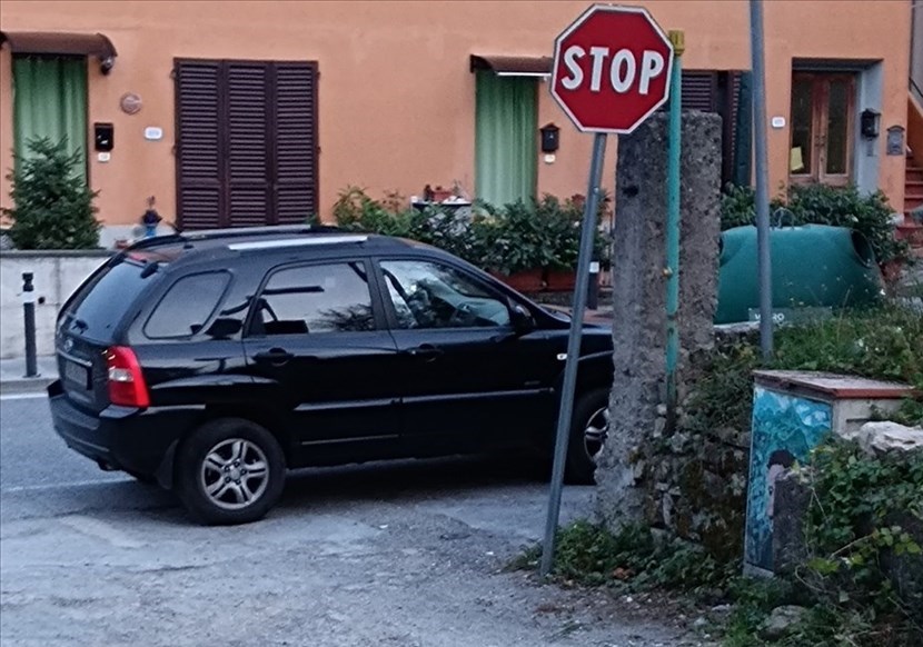 Una delle auto in sosta pericolosa