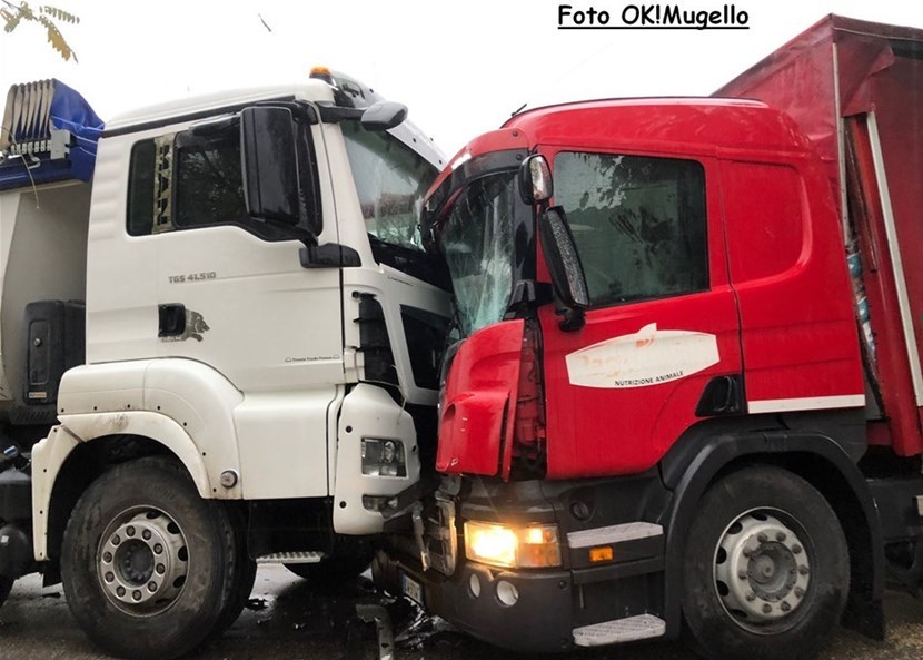 I due camion che si sono scontrati frontalmente stamani