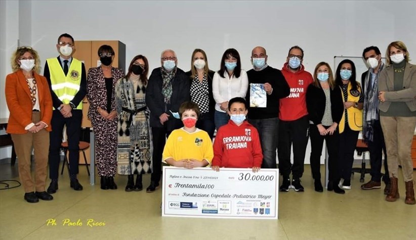 Foto gruppo della donazione al Meyer