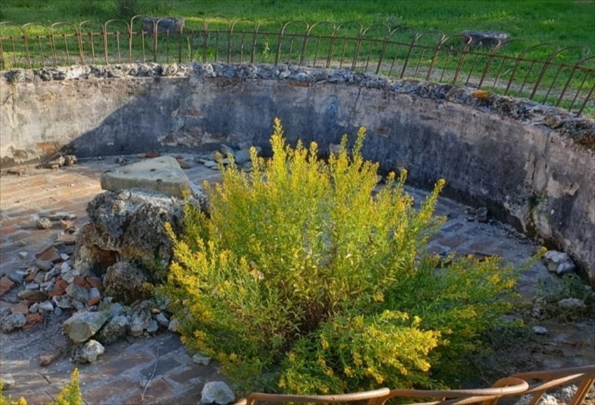 così si presentava l'ex fontana della villa prima dell'intervento dei volontari