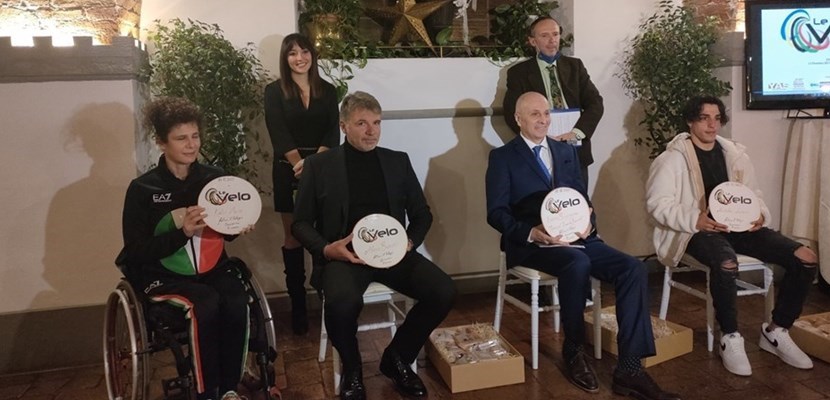 Foto panoramica dopo la premiazione; sul dietro Camilla Bencini e Alessio Barletti, conduttori della serata