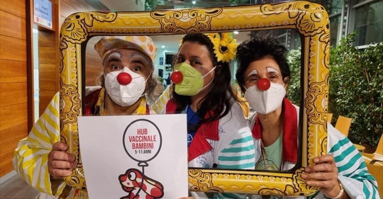 clown al centro vaccinale pediatrico del San Giovanni di Dio