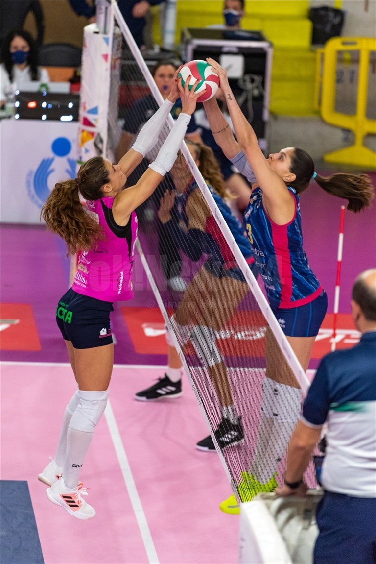 La palleggiatrice della VBC Trasporti Pesanti Casalmaggiore Marta Bechis (3) e la centrale della Savino Del Bene Scandicci Anna Beatriz Silva Correa (3).