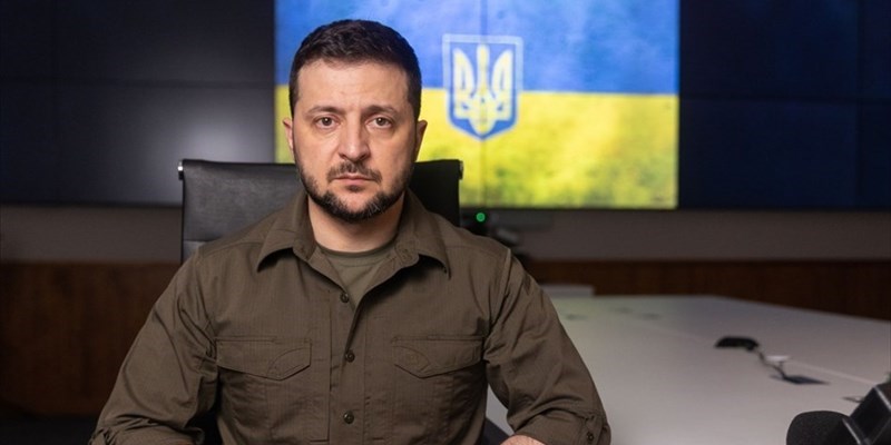 Zelensky in diretta con la piazza fiorentina