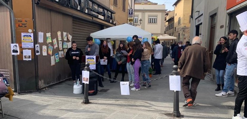 I ragazzi e le ragazze del Chino Chini stamani per la loro iniziativa a Borgo