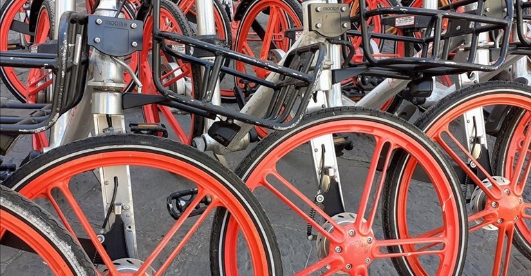 anche mobike danneggiate dall'uomo agitato