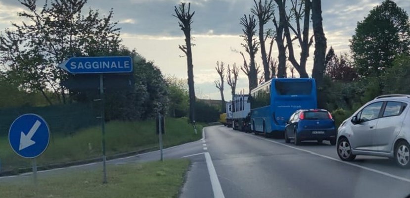 Alcune delle auto in coda subito dopo l'incidente. La strada è stata poi liberata