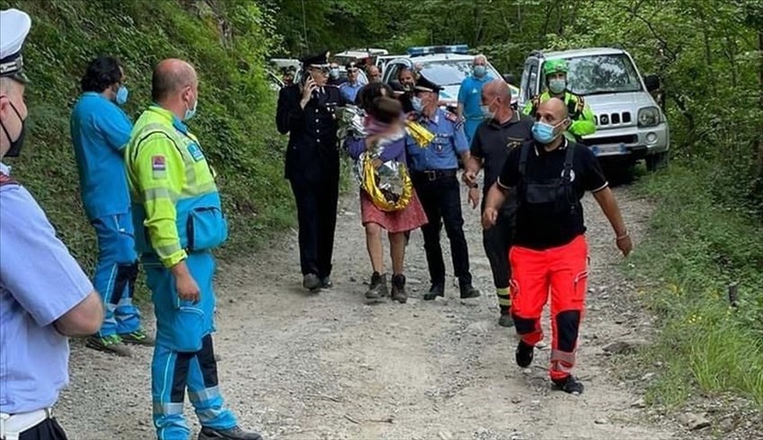 Il piccolo Nicola in braccio alla madre dopo il ritrovamento