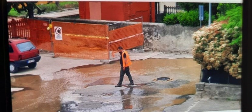 Immagine di oggi della perdita nella zona di Viale Vittorio Veneto zona stazione