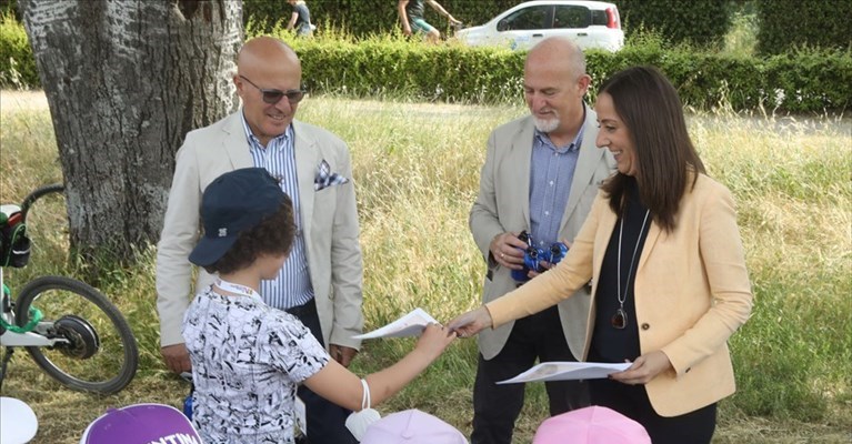 i bambini delle scuole e l'Assessore Funaro