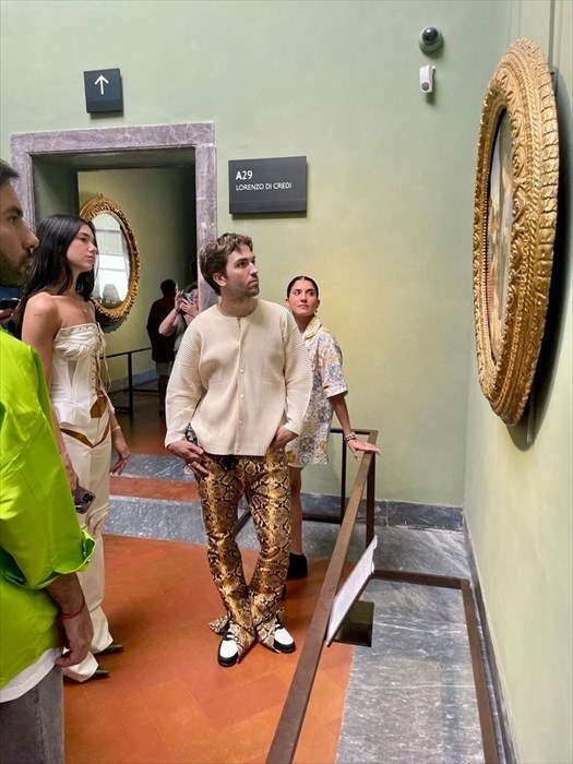 Dua Lipa in visita agli Uffizi