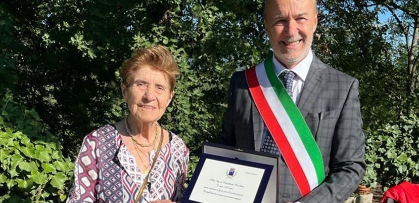 Enrichetta Cecchini con la targa e l'assessore Franco Vichi