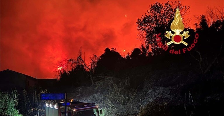 il vasto incendio in Versilia