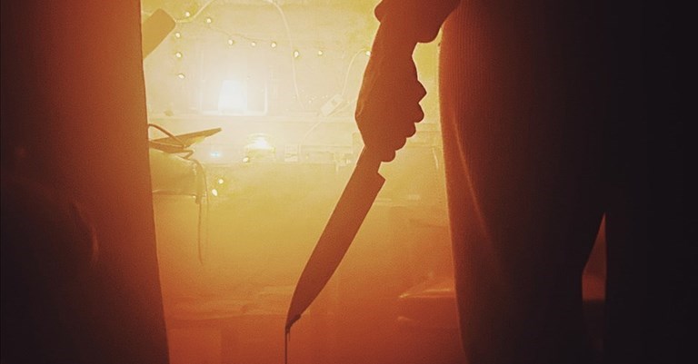 si filmano con coltelli in centro