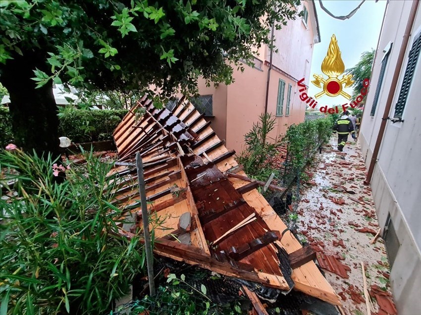 Crollo di un tetto a Pietrasanta