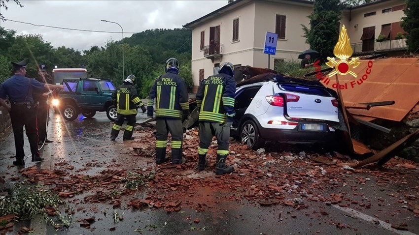 crollo a Barga su un auto