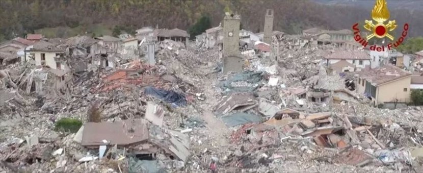 2006, un terremoto colpisce violentemente il centro Italia. Amatrice è rasa al suolo