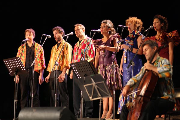 Musicisti e cantanti del Mugello ieri in concerto con Ella Armstrong. Le foto della serata al Teatro di Fiesole.